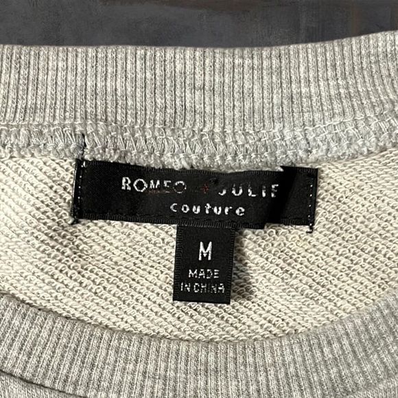 Romeo + Juliet Couture Sweatshirt Women's‎ Size Medium Gray Ruffle Crew Neck - Picture 4 of 6